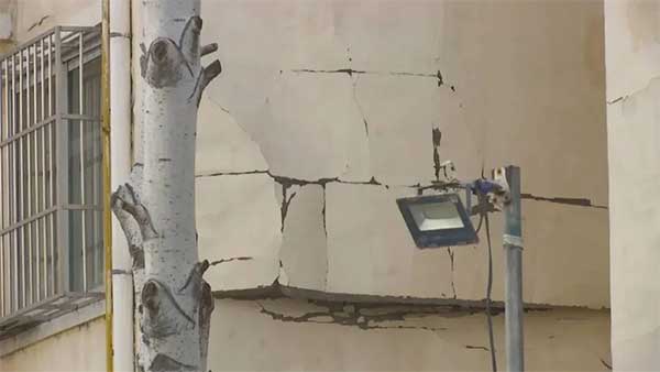 一场大风过后，银川一小区外墙保温层大面积脱落！