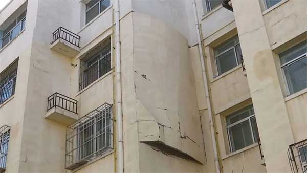 一场大风过后，银川一小区外墙保温层大面积脱落！