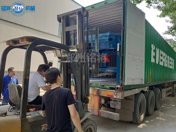 肯尼亚两套干粉砂浆简易线和振动筛发货